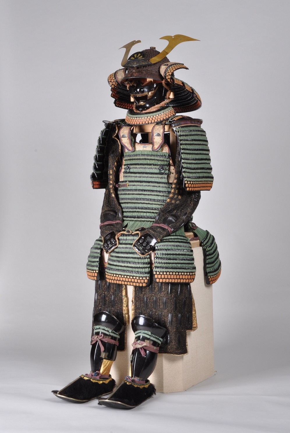 黒漆塗本小札萌黄糸威二枚胴具足